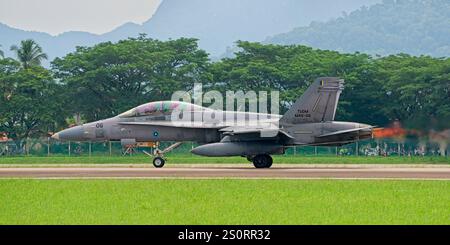 Boeing fa-18D Hornet, Royal Malaysian Air Force M45-06 in decollo Foto Stock