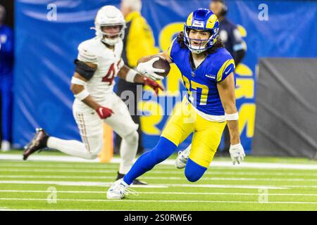 Los Angeles, Stati Uniti. 28 dicembre 2024. Il wide receiver dei Los Angeles Rams Puka Nacua #17 corre contro gli Arizona Cardinals durante una partita di football al SoFi Stadium. Credito: SOPA Images Limited/Alamy Live News Foto Stock