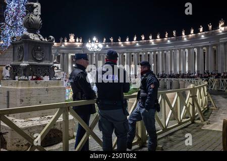 Atmosfera natalizia nella città di Roma. Roma, Italia - 25 dicembre 2024: Agenti di polizia in servizio in Piazza San Pietro in Vaticano, per garantire la sicurezza dei cittadini la vigilia di Natale. Roma RM Italia Copyright: XGennaroxLeonardix Foto Stock