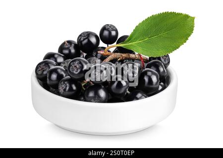 Ciotola di cioccolato in ceramica isolata su sfondo bianco. Aronia nera Foto Stock