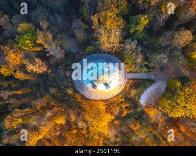L'impressionante castello di Humprecht sorge sopra Sobotka, circondato da un colorato fogliame autunnale, illuminato dal caldo bagliore dell'alba. Un momento di pace nel paradiso boemo. Foto Stock