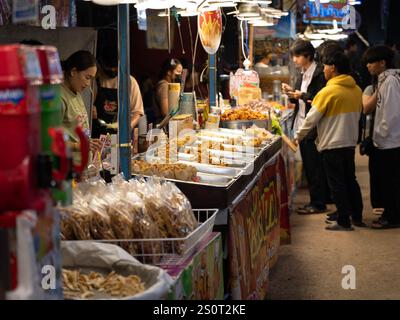 24 dicembre 2024, Chiang Rai: Varietà di cibo al mercato notturno. Cibo di strada nel mercato della Thailandia. Foto Stock