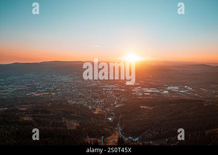 Edificio Jested con Liberec sullo sfondo durante l'alba. Vista aerea dal drone. L'utilizzo della fotografia Jested per scopi commerciali potrebbe richiedere la Foto Stock