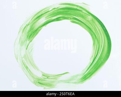 Cerchio dipinto a mano con vernice verde acquerello su sfondo di carta bianca. Elemento grafico. Foto Stock