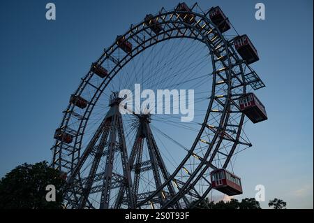 La ruota di Giant Ferries si muove con le persone in un parco divertimenti. Giornata di sole per divertirsi. Copyspace. Foto Stock
