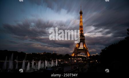 Splendida vista della Torre Eiffel vista da piazza Trocadero a Parigi, Francia. Spazio di copismo a lunga esposizione. Foto Stock