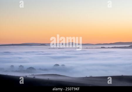 Una vista lontana di Pen-y-fan nei Brecon Beacons, vista sopra un mare di nebbia causata da un'inversione di temperatura e che si estende per 50 km, vista da Stonewall Hill vicino a Knighton sui confini gallesi. Foto scattata durante il clima nebbioso che seguì il Natale 2024 Foto Stock