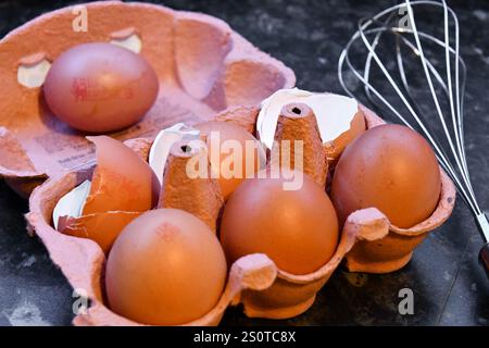 scatola di uova con una frusta Foto Stock