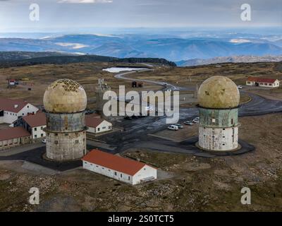 Alvoco da Serra, Portogallo - 17 dicembre 2024: Veduta aerea con droni della vetta della Serra da Estrela o Star Mountain, Portogallo, nella catena montuosa più alta Foto Stock