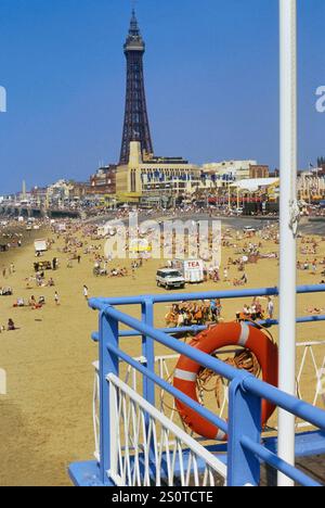 La Blackpool Tower vista dal molo centrale, Lancashire, Inghilterra, Regno Unito Foto Stock