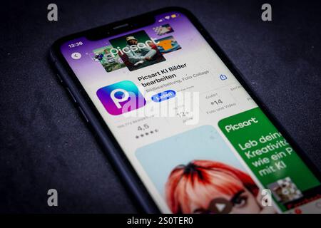 Apple App Store auf einem iPhone. Favoriten der Woche. PicsArt KI Bilder bearbeiten // 29.12.2024 Foto Stock