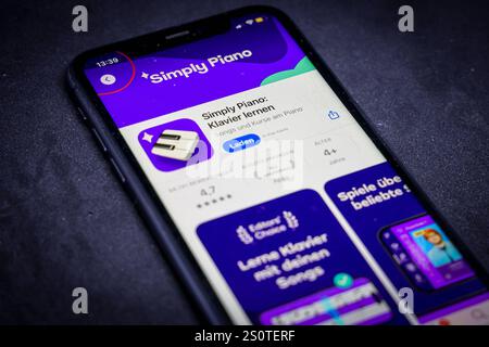 Apple App Store auf einem iPhone. Favoriten der Woche. Piano semplice: Klavier lernen // 29.12.2024 Foto Stock
