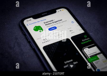 Apple App Store auf einem iPhone. Favoriten der Woche. Evernote - Organizzatore note // 29.12.2024 Foto Stock