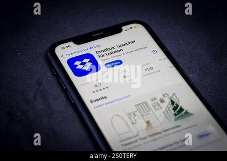 Apple App Store auf einem iPhone. Favoriten der Woche. Dropbox: Speicher für Dateien // 29.12.2024 Foto Stock