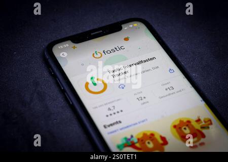 Apple App Store auf einem iPhone. Favoriten der Woche. Fastic Intervallfasten Tracker // 29.12.2024 Foto Stock