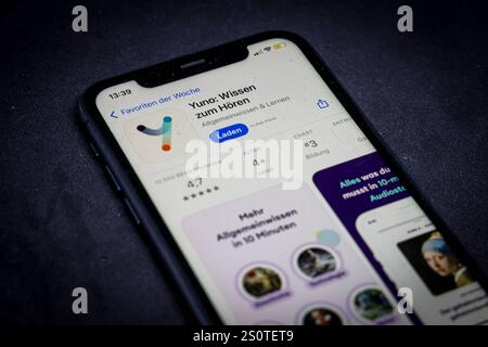 Apple App Store auf einem iPhone. Favoriten der Woche. Yuno: Wissen zum Hören // 29.12.2024 Foto Stock