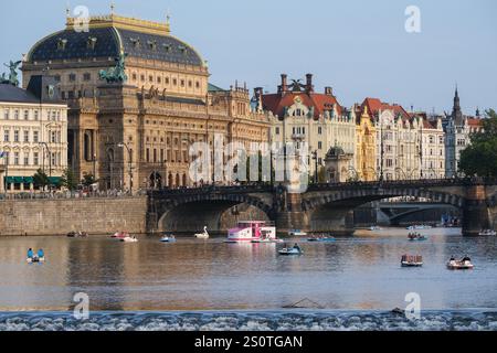 Vista sul fiume Moldava. Pedalò nel fine settimana. Praga, Cechia, Repubblica Ceca. Foto Stock