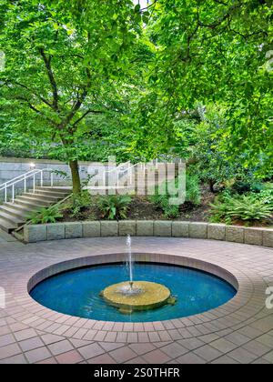 Piccolo cortile interno dell'area residenziale con fontana nel centro di Vancouver Foto Stock