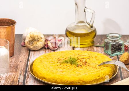 L'omelette spagnola, nota anche come tortilla Española, è un piatto iconico della cucina spagnola Foto Stock