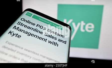 In questa illustrazione fotografica, uno smartphone con il sito Web della società POS brasiliana Kyte tecnologia de software Ltd. Viene visto davanti al logo aziendale. Foto Stock