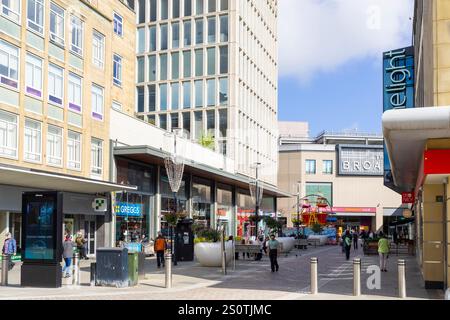 Il centro di Bradford fa shopping all'ingresso di Broadway Bradford al centro commerciale di Broadway Bradford West Yorkshire Inghilterra Regno Unito Europa Foto Stock