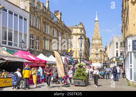 Il municipio di Halifax e le bancarelle del mercato del mais Halifax Calderdale Halifax West Yorkshire Halifax Yorkshire Inghilterra Regno Unito GB Europa Foto Stock