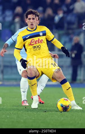 Roma, Italia. 28 dicembre 2024. Nicolo Zaniolo dell'Atalanta visto in azione durante il campionato italiano di calcio di serie A Enilive 2024-2025 partita tra SS Lazio e Atalanta Bergamasca calcio allo Stadio Olimpico. Punteggi finali; S.S. Lazio 1-1 Atalanta B.C. (foto di Marco Iacobucci/SOPA Images/Sipa USA) crediti: SIPA USA/Alamy Live News Foto Stock