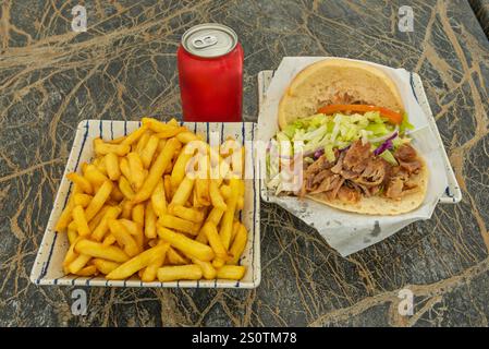 la forma di spiedini o in pezzi di grandi dimensioni su una girarrosto verticale chiamata "shawarma" o "donatore" Foto Stock