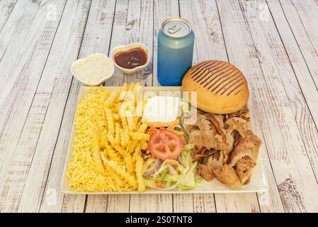 Doner Kebab:** originario della Turchia, è costituito da carne cotta su un girarrosto verticale. La carne è tagliata a ​​into fette sottili e servita in una padella, Foto Stock