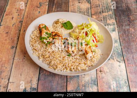 La chiave del suo sapore distintivo è la marinatura, che di solito include spezie come cumino, paprika, aglio e origano, tra le altre Foto Stock