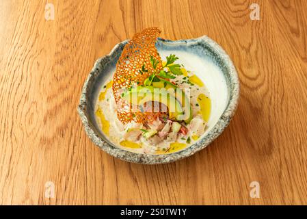Il ceviche è una preparazione a base di pesce crudo o frutti di mare marinati in succo di limone o lime, generalmente combinati con cipolla, peperoncino, coriandolo e altri prodotti freschi Foto Stock