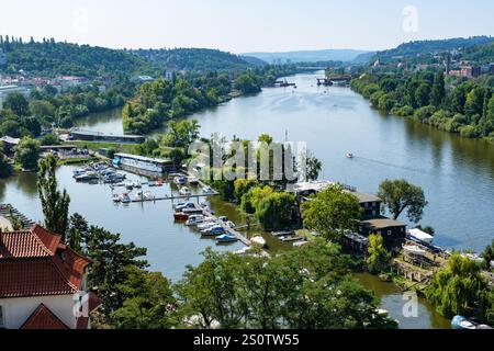 Vista del fiume Moldava dalla fortezza di Vysehrad, Praga, Cechia, Repubblica Ceca. Le barche sono parcheggiate nel bacino del club di remi di Praga sotto. Foto Stock