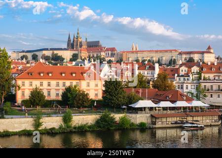 Castello di Praga e cattedrale di San Vito visti dal Ponte Carlo. Praga, Cechia, Repubblica ceca, Foto Stock