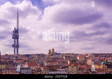 Quartiere di Zizkov in primo piano, torre della televisione in background, vista dalla collina di Vitkov. Praga, Repubblica Ceca, Cechia. Foto Stock