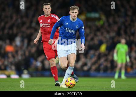 Liverpool, Regno Unito. 29 dicembre 2024. Jarrad Branthwaite dell'Everton corre con il pallone durante la partita di Premier League tra Everton e Nottingham Forest al Goodison Park di Liverpool domenica 29 dicembre 2024. (Foto: Jon Hobley | mi News) crediti: MI News & Sport /Alamy Live News Foto Stock