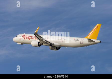 Barcellona, Spagna - 22 dicembre 2024: Decollo dell'Airbus A321neo Pegasus dall'aeroporto El Prat di Barcellona, Spagna. Foto Stock