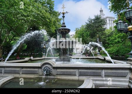 New York, NY - 23 maggio 2024: Fontana nel New York City Hall Park a Lower Manhattan Foto Stock