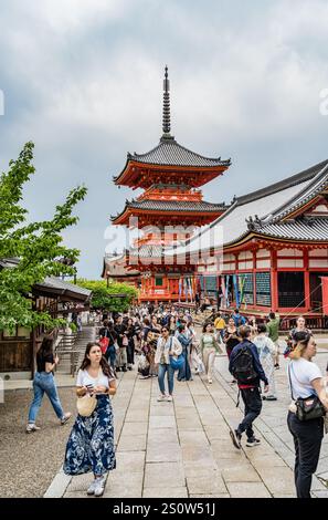 Kyoto, Giappone - 05.07.2024: Folla di turisti al complesso del tempio Kiyomizu-dera, una delle attrazioni turistiche più importanti di Kyoto. Foto Stock