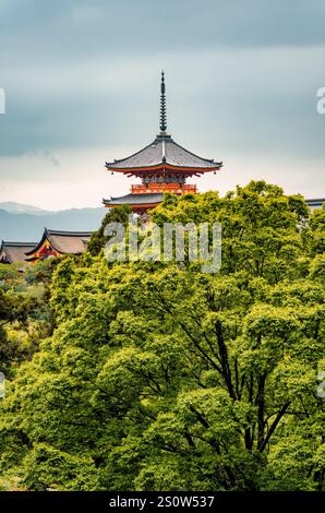 L'iconica pagoda a tre piani Kiyomizu-dera Koyasunoto (Pagoda del parto sicuro), uno dei templi più importanti di Kyoto, in Giappone. Foto Stock