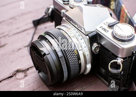 HAVIROV, CECHIA - 1° MAGGIO 2014: Vecchia telecamera Olympus OM-1 vintage con obiettivo manuale Foto Stock