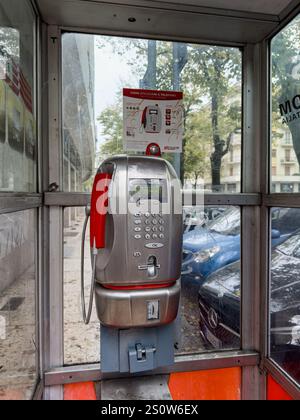 VERONA, ITALIA - 27 OTTOBRE 2024: Interno della vecchia cabina telefonica di Telecom Italia a Verona Foto Stock