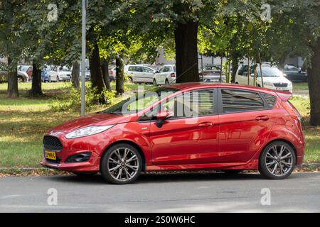 OSTRAVA, CECHIA - 4 OTTOBRE 2023: Ford Fiesta 6a generazione ST-Line dopo il lifting in colore rosso parcheggiata in strada Foto Stock