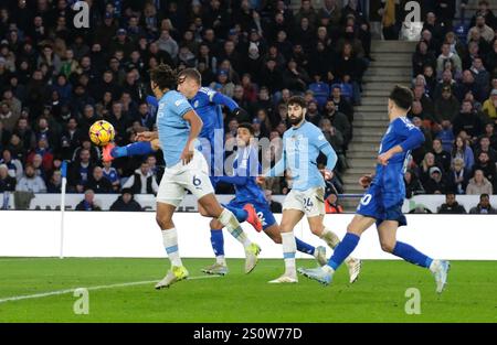 King Power Stadium, Leicester, Regno Unito. 29 dicembre 2024. Premier League Football, Leicester City contro Manchester City; Jamie Vardy del Leicester City tira, ma il tiro supera il bar Credit: Action Plus Sports/Alamy Live News Foto Stock