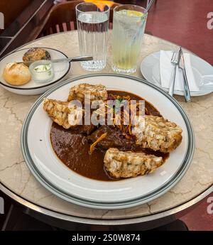 Cena con gulasch e polpette, Kavarna Slavia, Cafe Slavia, Praga, Repubblica Ceca, Cechia. Foto Stock