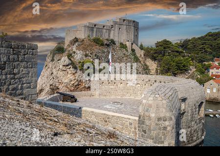 Dubrovnik, Croazia, forte Lovrijenac o fortezza di San Lorenzo (Dubrovnik Gibilterra) costruita nel 1018 lungo una scogliera a 37 m sopra il livello del mare. Posizione per un fa Foto Stock