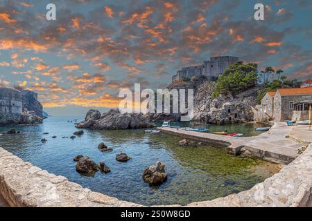 Vista panoramica di Fort Bokar (Zvjezdan) dal XV secolo e Fort Lovrijenac o Fortezza di San Lorenzo (Dubrovnik Gibilterra) costruita nel 1018 lungo una Foto Stock