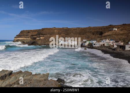 Los Molinos, Spagna - 28 novembre 2024: Il piccolo villaggio di Puertito de Los Molinos sull'isola di Fuerteventura ospita una spiaggia incantevole e alcune grotte Foto Stock