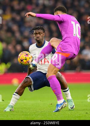 Londra, Regno Unito. 29 dicembre 2024. Londra, Inghilterra - 2024 29 dicembre: Yves Bissouma (a sinistra) del Tottenham Hotspur combatte con Matheus Cunha dei Wolverhampton Wanderers durante la partita di Premier League 2024/25 tra Tottenham Hotspur FC e Wolverhampton Wanderers al Tottenham Hotspur Stadium il 29 dicembre 2024 a Londra, Inghilterra. (Foto di David Horton/SPP) (David Horton/SPP) credito: SPP Sport Press Photo. /Alamy Live News Foto Stock