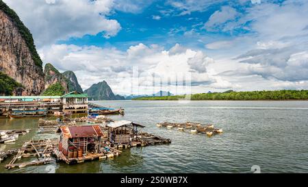 Koh Panyee, villaggio di pescatori galleggiante in Thailandia Foto Stock