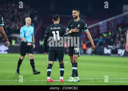 Londra, Regno Unito. 29 dicembre 2024. Londra, Inghilterra, 29 dicembre 2024: Cody Gakpo (18 Liverpool) festeggia con Mohamed Salah (11 Liverpool) durante la partita di Premier League tra West Ham United e Liverpool al London Stadium di Londra, Inghilterra (Alexander Canillas/SPP) credito: SPP Sport Press Photo. /Alamy Live News Foto Stock